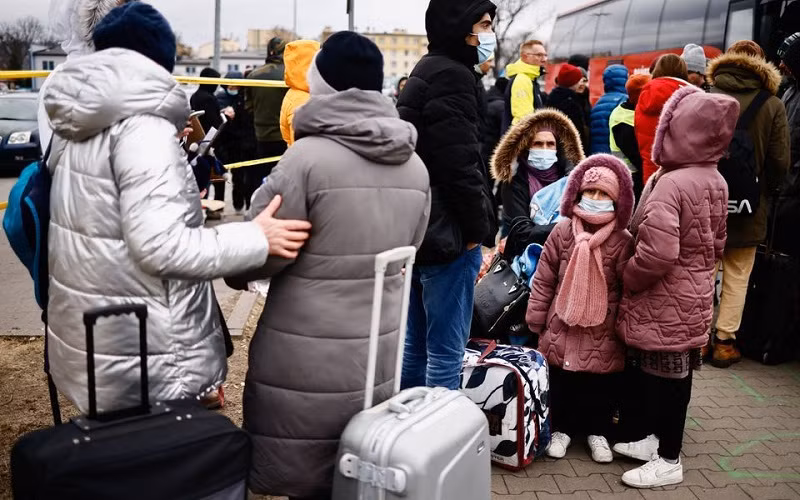 Người dân Ukraine sơ tán sang Przemysl, Ba Lan, ngày 28/2/2022. (Ảnh: REUTERS)