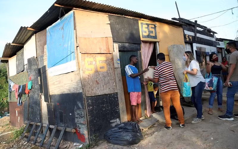 Trao thực phẩm hỗ trợ người dân nghèo bị ảnh hưởng bởi đại dịch Covid-19 tại Rio de Janeiro, Brazil. (Ảnh: REUTERS)