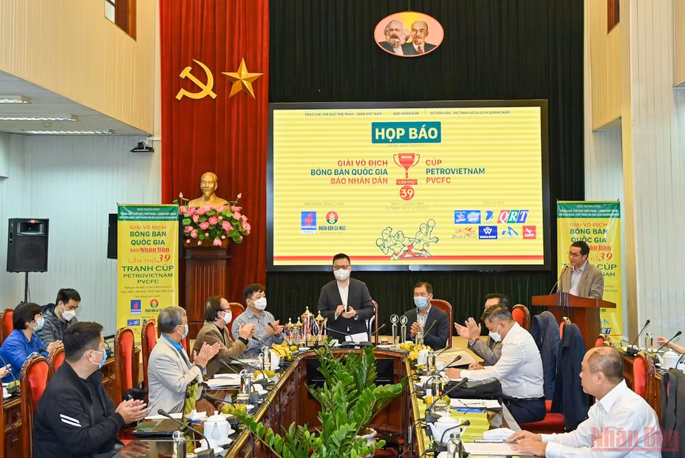 Họp báo về giải đấu tại trụ sở Báo Nhân Dân, chiều 23/11. 