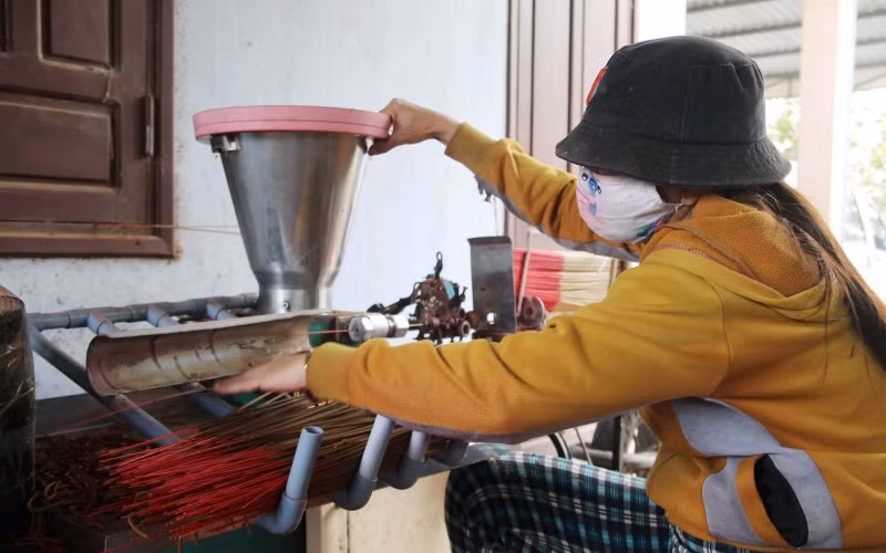 Công việc kết dính hương đã giải quyết được việc làm cho một số phụ nữ ở đây.