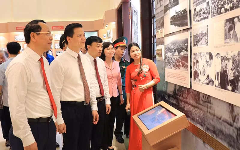 Các đồng chí lãnh đạo tỉnh Bắc Ninh thăm Nhà trưng bày thân thế, sự nghiệp đồng chí Hoàng Quốc Việt.