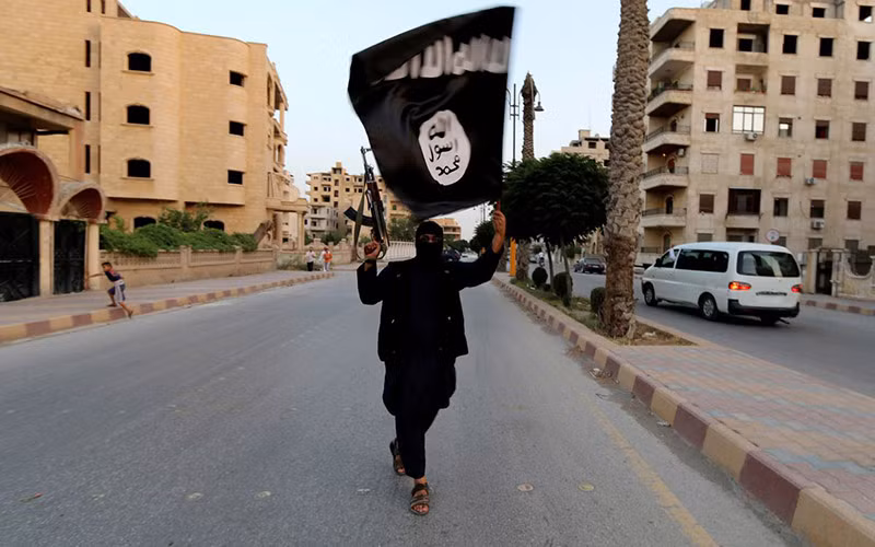 Thành viên trung thành với IS xuất hiện tại Raqqa, Syria, ngày 29/6/2014. (Ảnh: Reuters)
