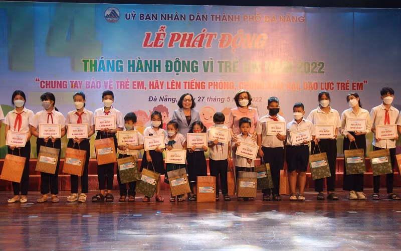 Trao quà, học bổng cho trẻ em nghèo, vượt khó.