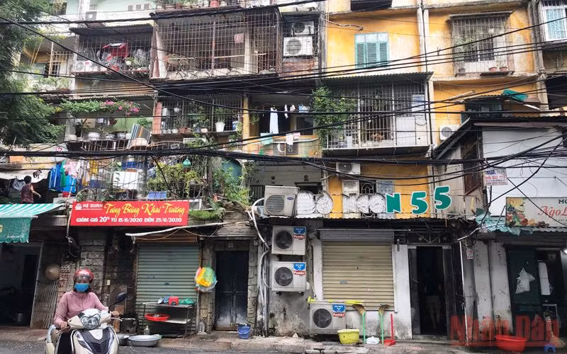 Chung cư nguy hiểm tại địa bàn quận Ba Đình. (Ảnh: Ngọc Anh)