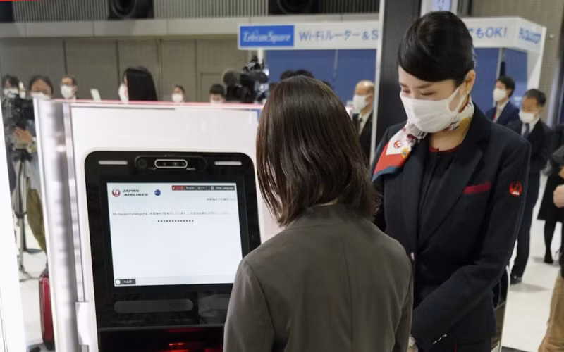 Thử nghiệm hệ thống "Face Express" tại một ki-ốt làm thủ tục ở sân bay Narita, gần Tokyo, vào ngày 13-4 (Ảnh: KYODO)