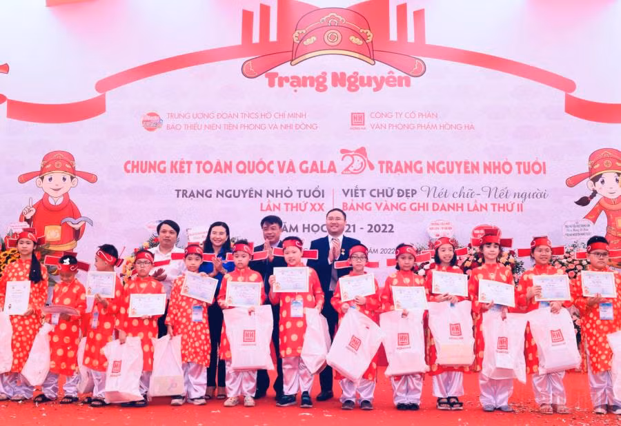 Ban tổ chức trao giải tặng các thí sinh xuất sắc tham dự Chung kết Ngày hội Trạng nguyên nhỏ tuổi.