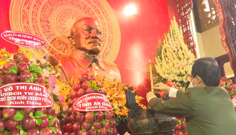 Dâng hương tại Khu lưu niệm Chủ tịch Tôn Đức Thắng, ở xã Mỹ Hòa Hưng, TP Long Xuyên, tỉnh An Giang.
