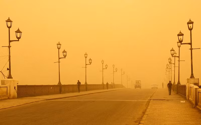 Đám mây cát bụi khổng lồ che phủ thủ đô Baghdad. (Ảnh: Reuters)