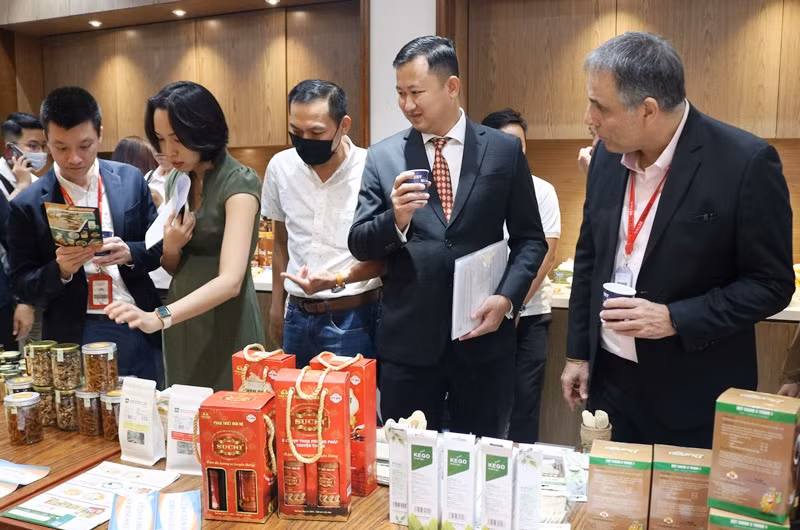 Các đại biểu tham quan gian hàng trưng bày sản phẩm của doanh nghiệp trong nước tại hội nghị.