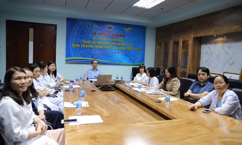 Các bác sĩ hội chẩn trực tuyến ca bệnh. 