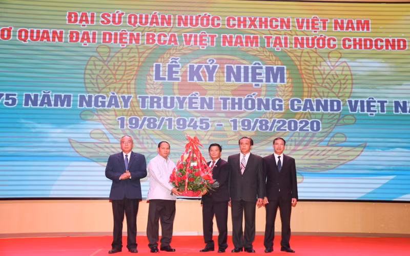Bộ trưởng Công an Lào Vilay Lakhamphong tặng lẵng hoa tươi thắm cho lãnh đạo Cơ quan đại diện Bộ Công an Việt Nam tại Lào.