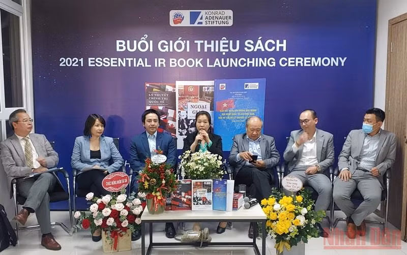 Ra mắt bộ 3 cuốn sách nghiên cứu về quan hệ quốc tế -0