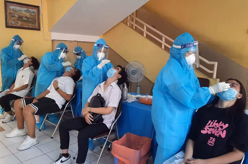 Các thí sinh lấy mẫu xét nghiệm SARS-CoV-2. 