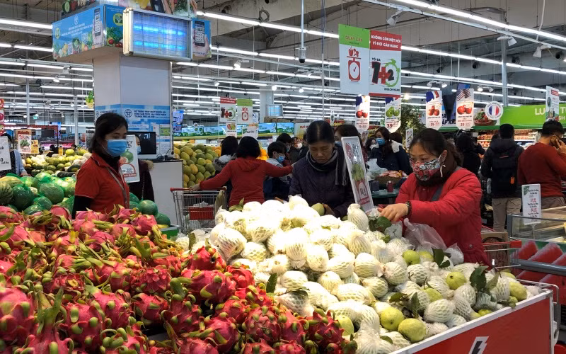Người dân mua sắm hàng hóa tại siêu thị Big C Thăng Long. (Ảnh: Nguyên Trang) 