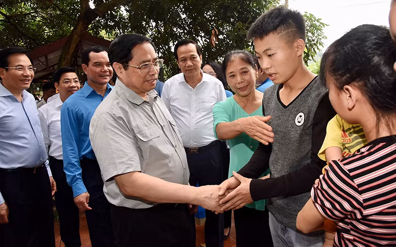 Thủ tướng Phạm Minh Chính thăm, tặng quà cho công nhân đang ở trọ tại thôn An Định, xã Tiền Phong, huyện Yên Dũng.