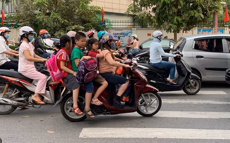 Sau hơn 10 năm thực hiện bắt buộc đội mũ bảo hiểm, tỷ lệ người đội mũ đúng cách, bảo đảm an toàn chỉ chiếm khoảng 50%.