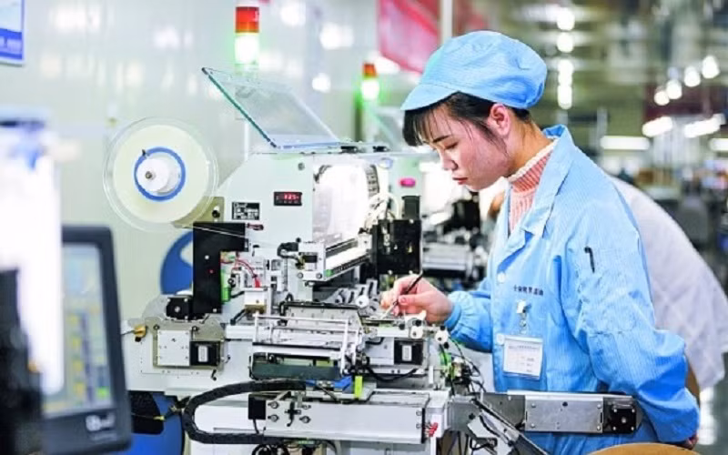 Sản xuất linh kiện điện tử tại một doanh nghiệp tỉnh Quý Châu, Trung Quốc. (Ảnh: Nhân Dân Nhật báo)