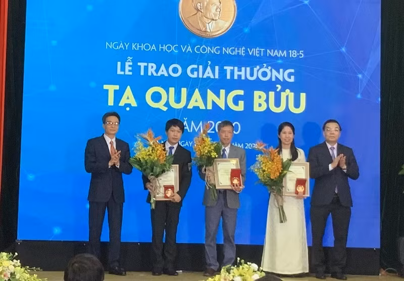 Phó Thủ tướng Vũ Đức Đam và Bộ trưởng KH-CN Chu Ngọc Anh cùng ba tác giả nhận Giải thưởng Tạ Quang Bửu 2020.