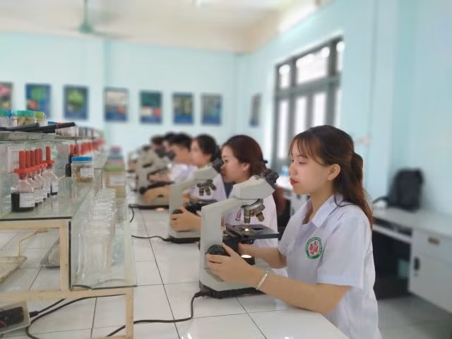 Sinh viên Trường cao đẳng Y Dược Tuệ Tĩnh Hà Nội trong giờ thực hành.