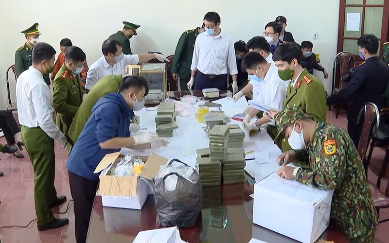 Lực lượng chức năng tiến hành kiểm đếm số lượng lớn ma túy bị bắt giữ.