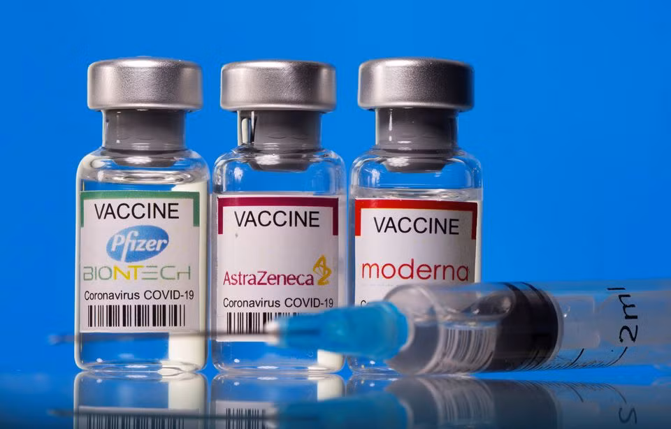 Ba loại vaccine Pfizer-BioNTech, AstraZeneca và Moderna. (Ảnh: Reuters).