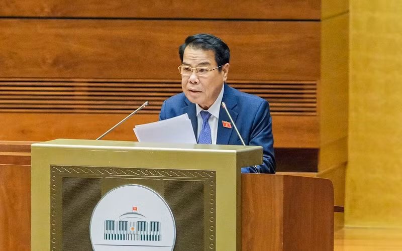 Ủy viên Ủy ban Thường vụ Quốc hội, Trưởng Ban Dân nguyện thuộc Ủy ban Thường vụ Quốc hội Dương Thanh Bình trình bày Báo cáo kết quả giám sát việc giải quyết kiến nghị của cử tri gửi đến kỳ họp thứ 2, Quốc hội khóa XV. (Ảnh: ĐĂNG KHOA)