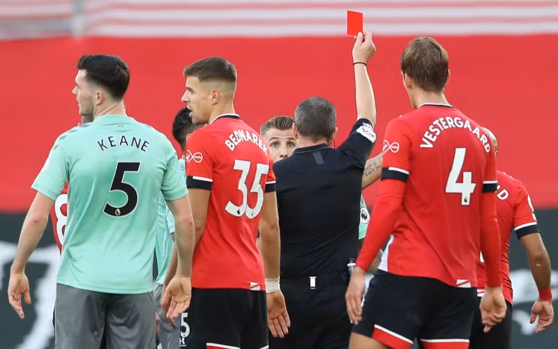 Trọng tài phạt thẻ đỏ cầu thủ Digne của Everton.