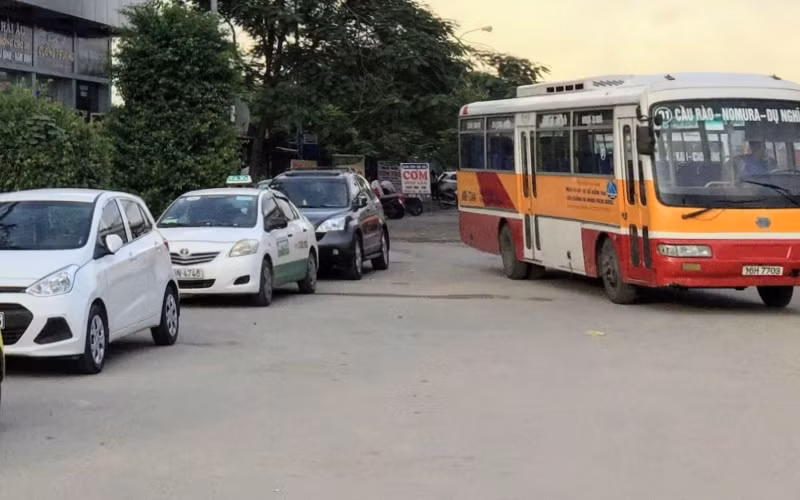 Xe buýt dừng hoạt động, taxi giảm 70% số đầu xe.