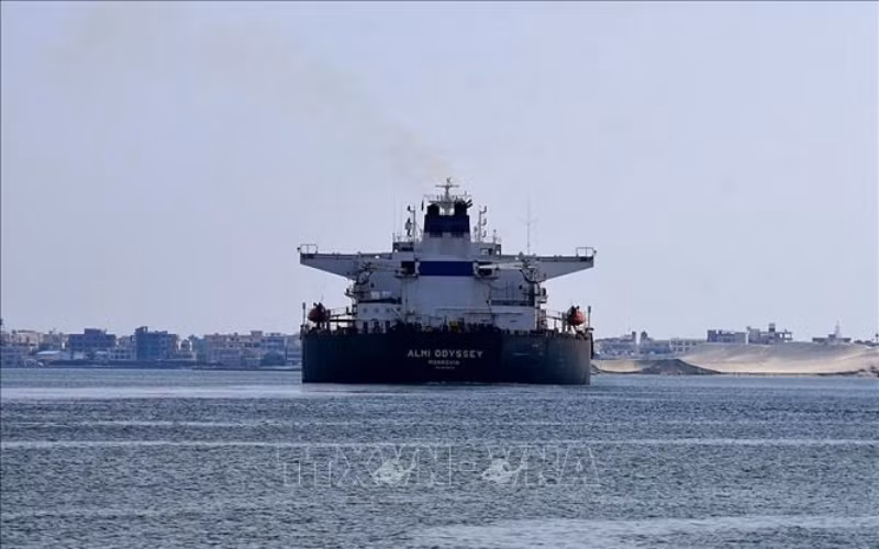 Tàu hàng di chuyển qua kênh đào Suez, Ai Cập ngày 30/3/2021. (Ảnh: AFP/TTXVN)