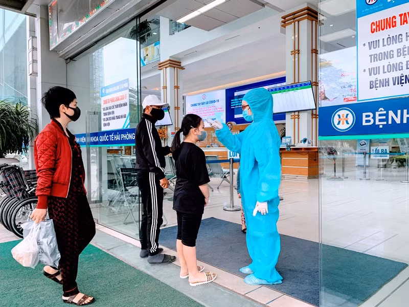 Mọi người đến các cơ sở y tế đều phải đeo khẩu trang và thực hiện các biện pháp phòng, chống dịch Covid-19. 