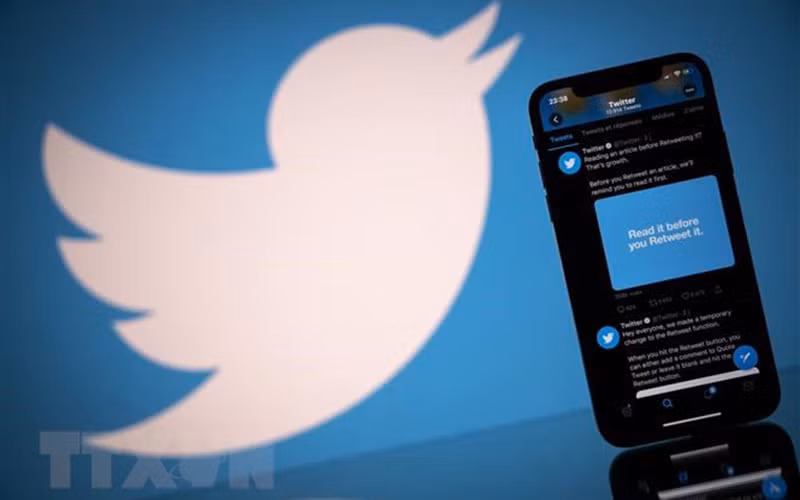 Biểu tượng Twitter trên màn hình điện thoại thông minh và máy tính bảng. (Ảnh: AFP/TTXVN)