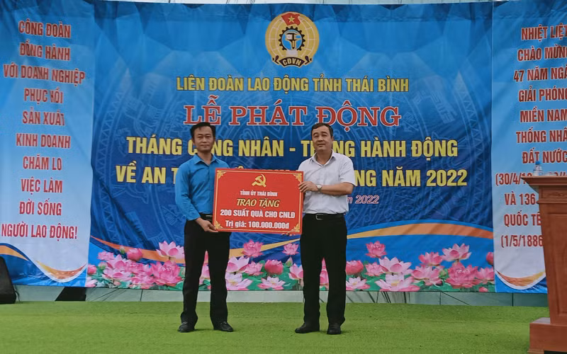 Lãnh đạo tỉnh Thái Bình trao tặng 200 suất quà cho người lao động.