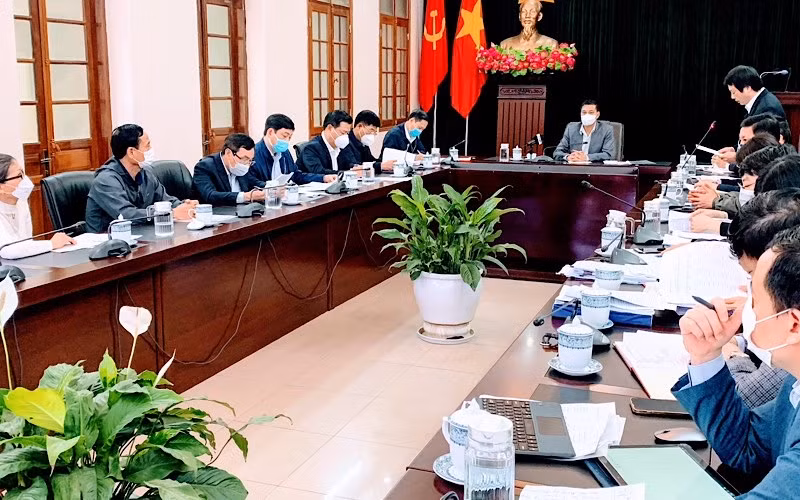 Quang cảnh buổi đối thoại của Chủ tịch Ủy ban nhân dân thành phố Hải Phòng với các hộ dân có đất thu hồi trên địa bàn xã Tân Dương (huyện Thủy Nguyên).