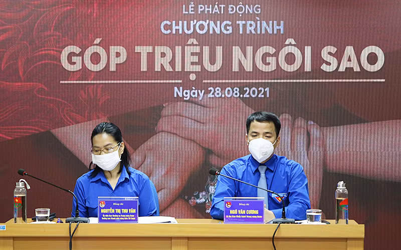 Đồng chí Ngô Văn Cương, Bí thư Trung ương Đoàn Thanh niên Cộng sản Hồ Chí Minh (bên phải trong ảnh) thông tin tới các đơn vị liên quan tại buổi lễ.