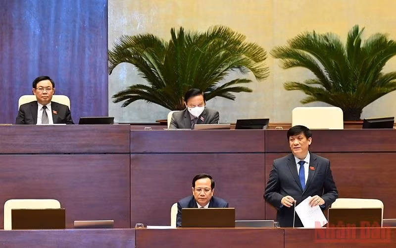 Bộ trưởng Y tế Nguyễn Thanh Long phát biểu giải trình, làm rõ một số vấn đề các đại biểu Quốc hội nêu trong phiên thảo luận trực tuyến chiều 27/10. (Ảnh: LINH NGUYÊN)