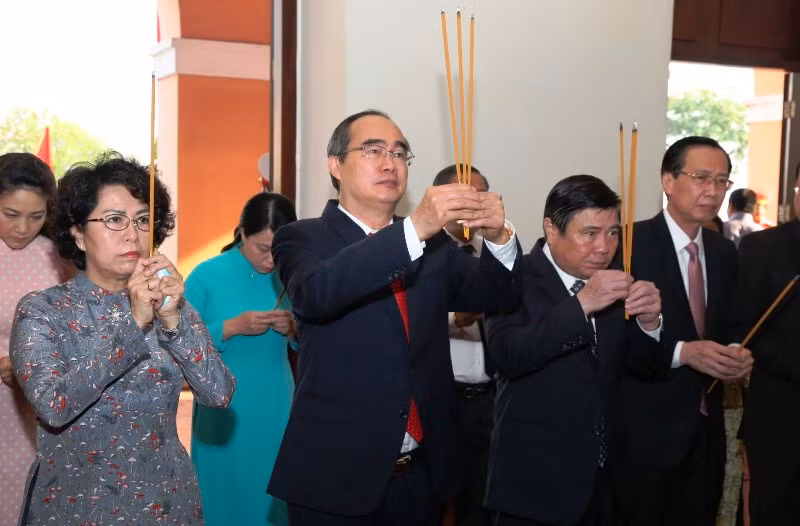 Dâng hương tưởng niệm Chủ tịch Hồ Chí Minh và Chủ tịch Tôn Đức Thắng -0