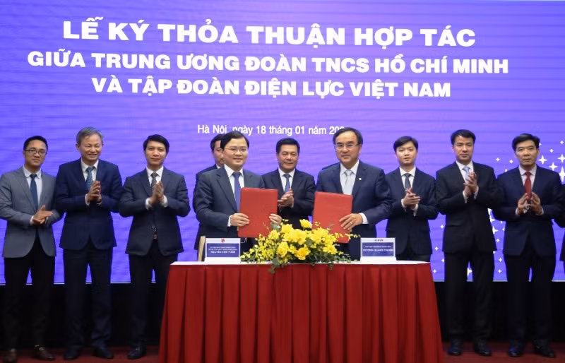 Các đồng chí: Bí thư thứ nhất Trung ương Đoàn Nguyễn Anh Tuấn và Chủ tịch Hội đồng Thành viên EVN Dương Quang Thành trao thỏa thuận hợp tác tại buổi lễ.