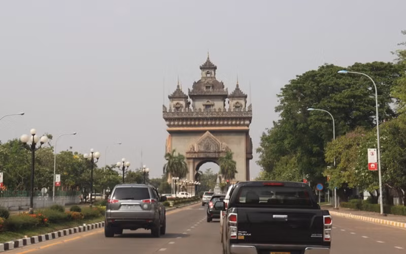 Đường phố Thủ đô Vientiane đông đúc trở lại sau khi nới lỏng cách ly xã hội.
