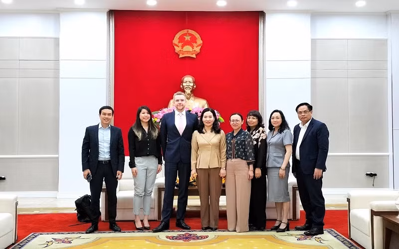 Lãnh đạo tỉnh Quảng Ninh chụp ảnh với đại diện Hãng truyền thông Discovery Networks.
