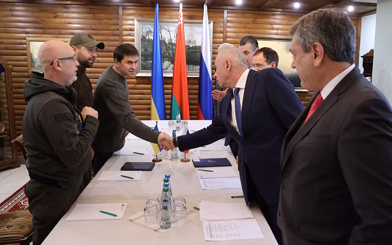 Các quan chức Nga và Ukraine tham dự cuộc đàm tại vùng Brest, Belarus, ngày 3/3. (Ảnh: Reuters)