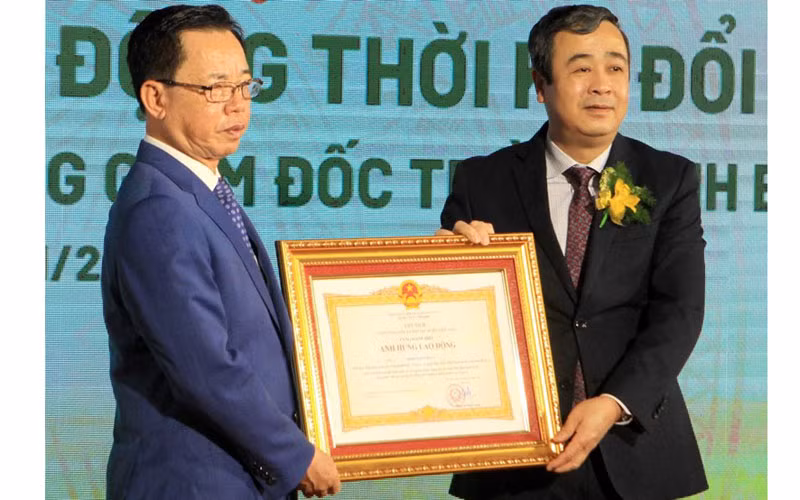 Bí thư Tỉnh ủy Thái Bình Ngô Đông Hải (bên phải) trao danh hiệu Anh hùng Lao động cho ông Trần Mạnh Báo, Chủ tịch HĐQT Tập đoàn ThaiBinh Seed.
