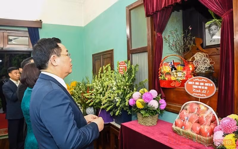Đồng chí Vương Đình Huệ, Uỷ viên Bộ Chính trị, Bí thư Thành uỷ cùng các đồng chí lãnh đạo thành phố dâng hương tưởng niệm Bác Hồ ở Nhà 67 trong Khu Di tích Chủ tịch Hồ Chí Minh tại Phủ Chủ tịch. (Ảnh: Duy Linh)