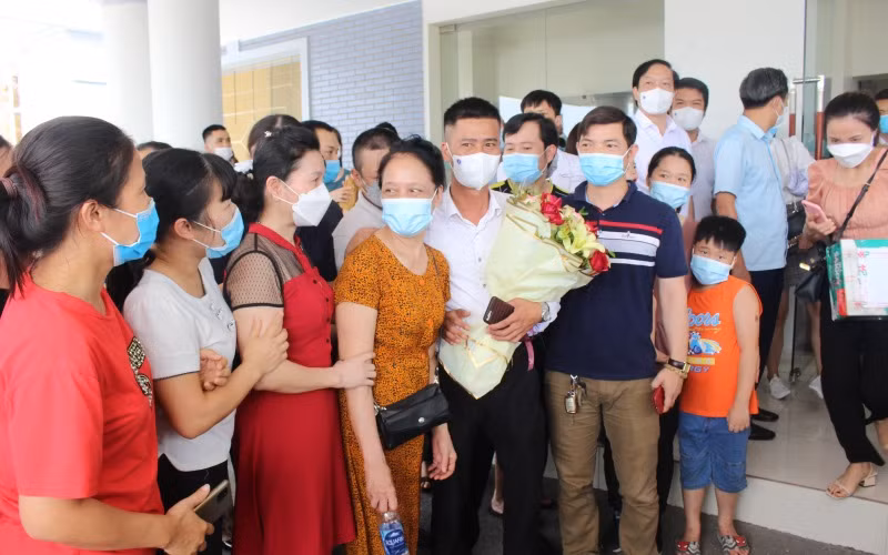 Cán bộ y tế chia tay người thân trước khi lên đường vào hỗ trợ TP Hồ Chí Minh chống dịch.