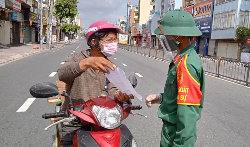 Kiểm tra giấy đi đường các đối tượng ưu tiên lưu thông trong thời gian giãn cách xã hội.