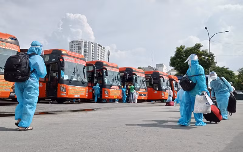 Vận chuyển miễn phí người dân về quê do FUTA Group tổ chức tại Bến xe Miền Đông.
