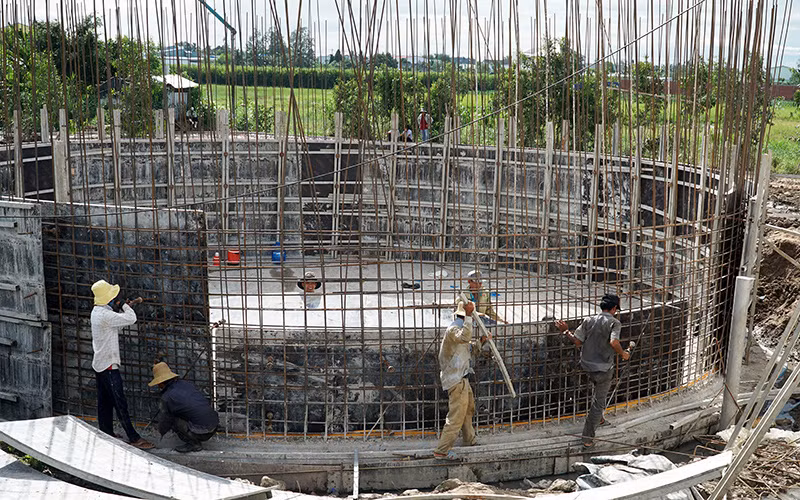 Hệ thống xử lý nước thải tập trung trong Khu công nghiệp An Nghiệp (tỉnh Sóc Trăng) đang chậm tiến độ thi công.