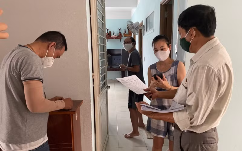 Các hộ dân khu chung cư C2, Nhà A, tổ 38 phường Nại Hiên Đông nhận tiền hỗ trợ chiều 5/8. (Ảnh: Trọng Huy)