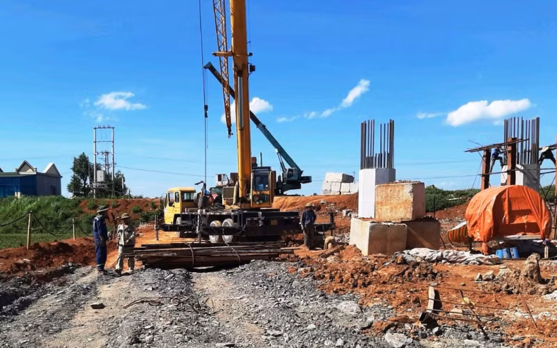 Các nhà thầu huy động toàn lực về thiết bị máy móc, lao động, đẩy nhanh tiến độ thi công dự án đường cao tốc Mai Sơn - quốc lộ 45.