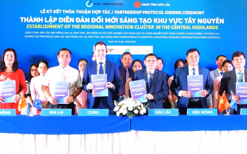 Đại diện Ủy ban nhân dân 5 tỉnh Tây Nguyên và CRISO ký kết thỏa thuận hợp tác thành lập Diễn đàn đổi mới sáng tạo khu vực Tây Nguyên.