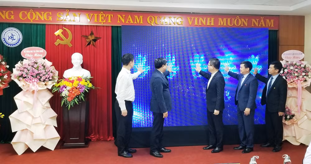 Các đại biểu bấm nút khai trương Cổng kết nối cơ sở dữ liệu Quốc gia về KH&CN tại tỉnh Thùa Thiên Huế.